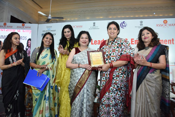 Assocham-Woman-Achiever-of-Year-Award-3