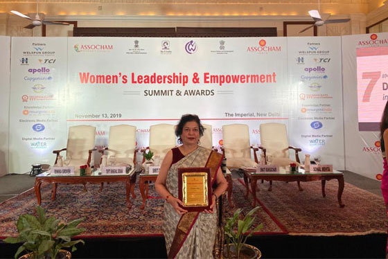 Assocham-Woman-Achiever-of-Year-Award-4